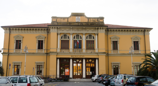 Un pannello che ripercorre la storia del Municipio di Pietrasanta