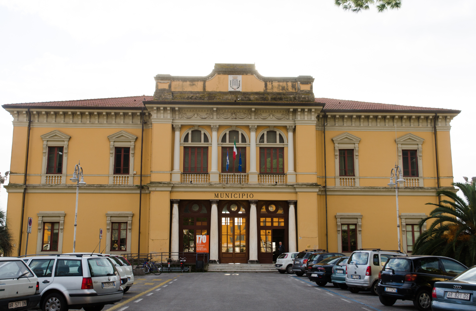 Un pannello che ripercorre la storia del Municipio di Pietrasanta