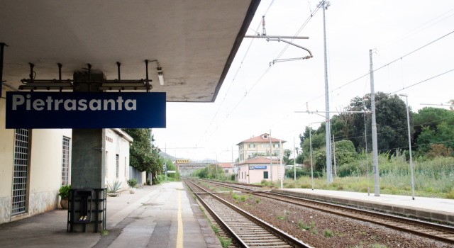 Pietrasanta, furto di rame sulla ferrovia: ritardi per i trasporti su rotaia