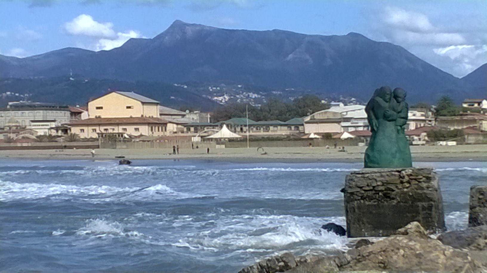 Furto in pieno giorno a Viareggio: portati via 50 mila euro da una abitazione