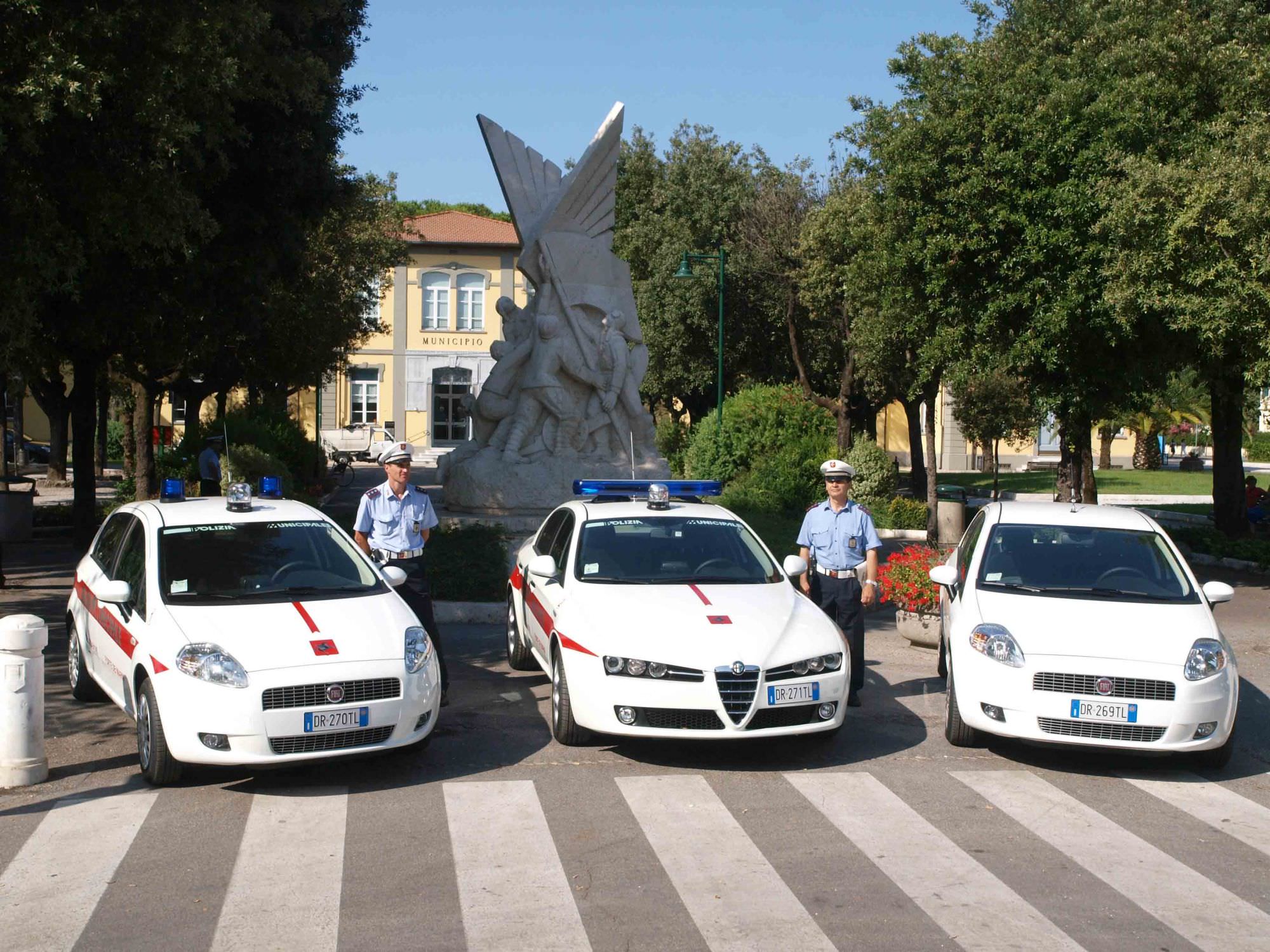 Liquido corrosivo sulle auto della Polizia