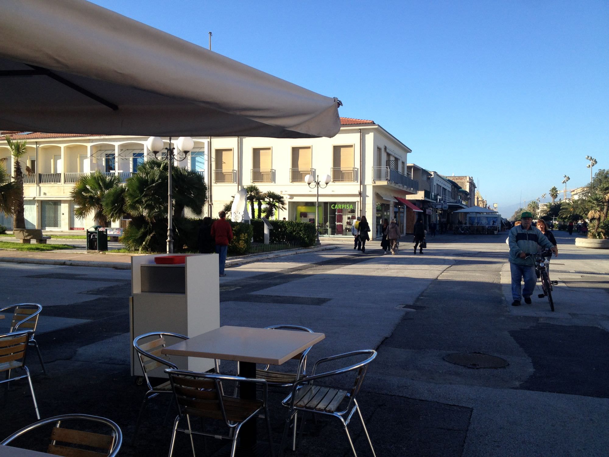 Gli albergatori di Viareggio manifestano contro la tassa di soggiorno