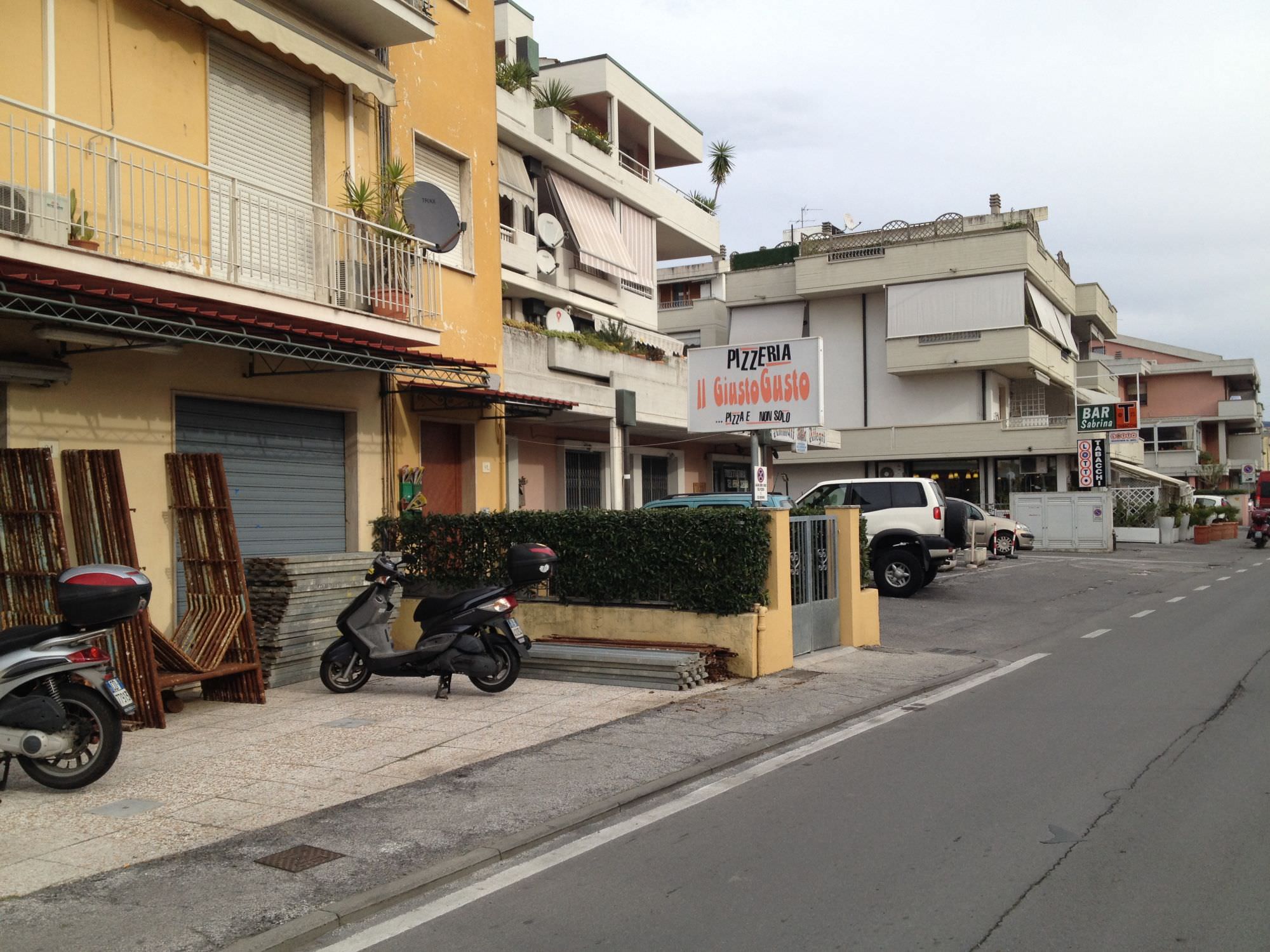 Viareggio: chiudono i negozi, restano i quartieri dormitorio