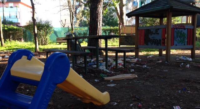 Tra degrado e vandalismi: il parco urbano della Migliarina