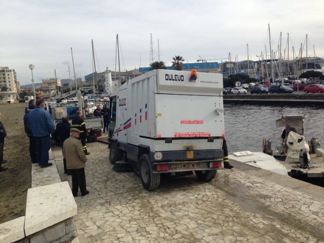 Cede la pavimentazione del molo. Tragedia sfiorata a Viareggio