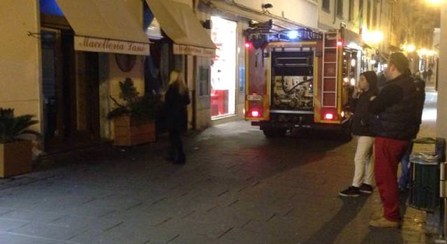 Fumo e odore di bruciato in centro a Pietrasanta, intervengono i pompieri