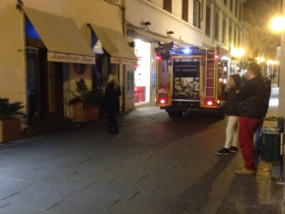 Fumo e odore di bruciato in centro a Pietrasanta, intervengono i pompieri