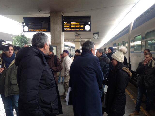 Il presidente Rossi sperimenta i disservizi sui treni. Soppresso il convoglio che voleva prendere