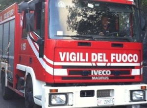 Prende fuoco il tetto di una villa in costruzione, paura a Forte dei Marmi