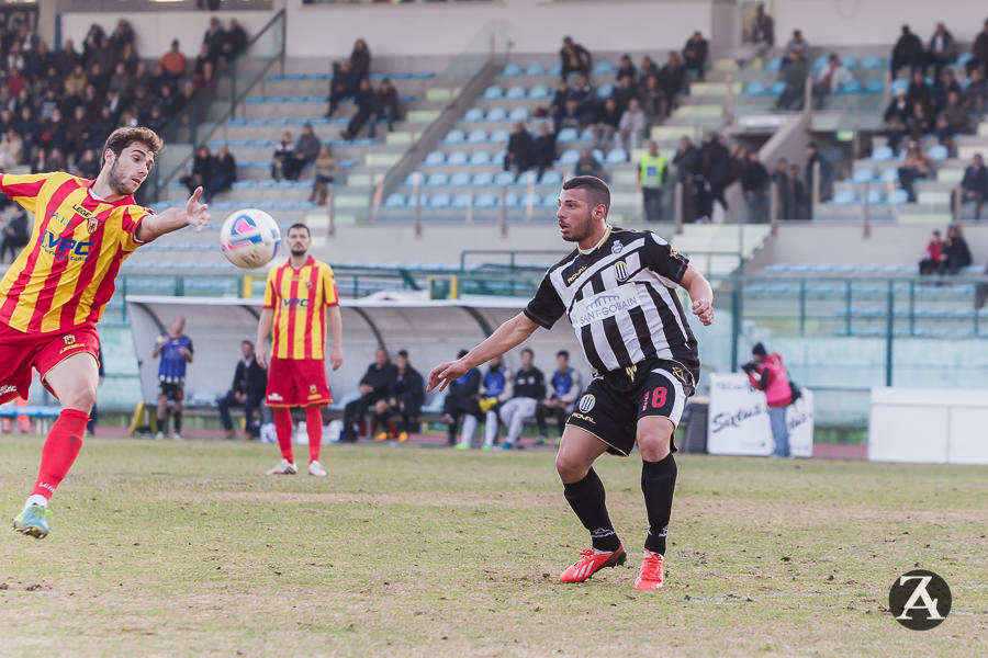 Taglio sotto il ginocchio per De Vena: salterà il derby