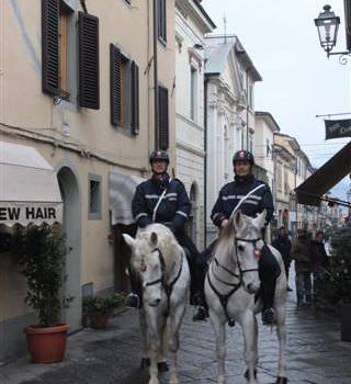 Polizia a cavallo tra Viareggio e Camaiore