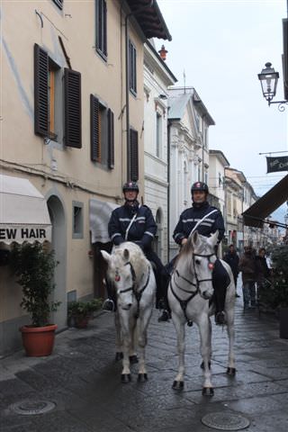 Polizia a cavallo tra Viareggio e Camaiore