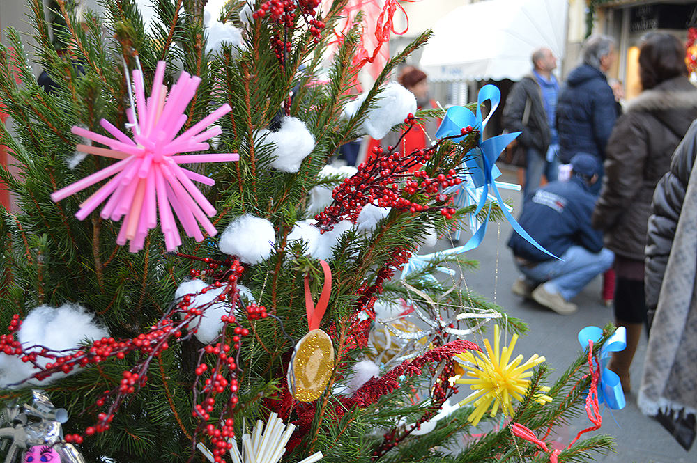 A Camaiore arrivano gli alberi di Natale da riciclo. Ma qualcuno ruba gli addobbi dei bambini