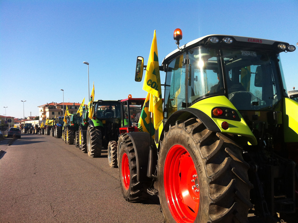 Grande sfilata per la Festa dell’Agricoltura, Viareggio invasa dai trattori di Coldiretti