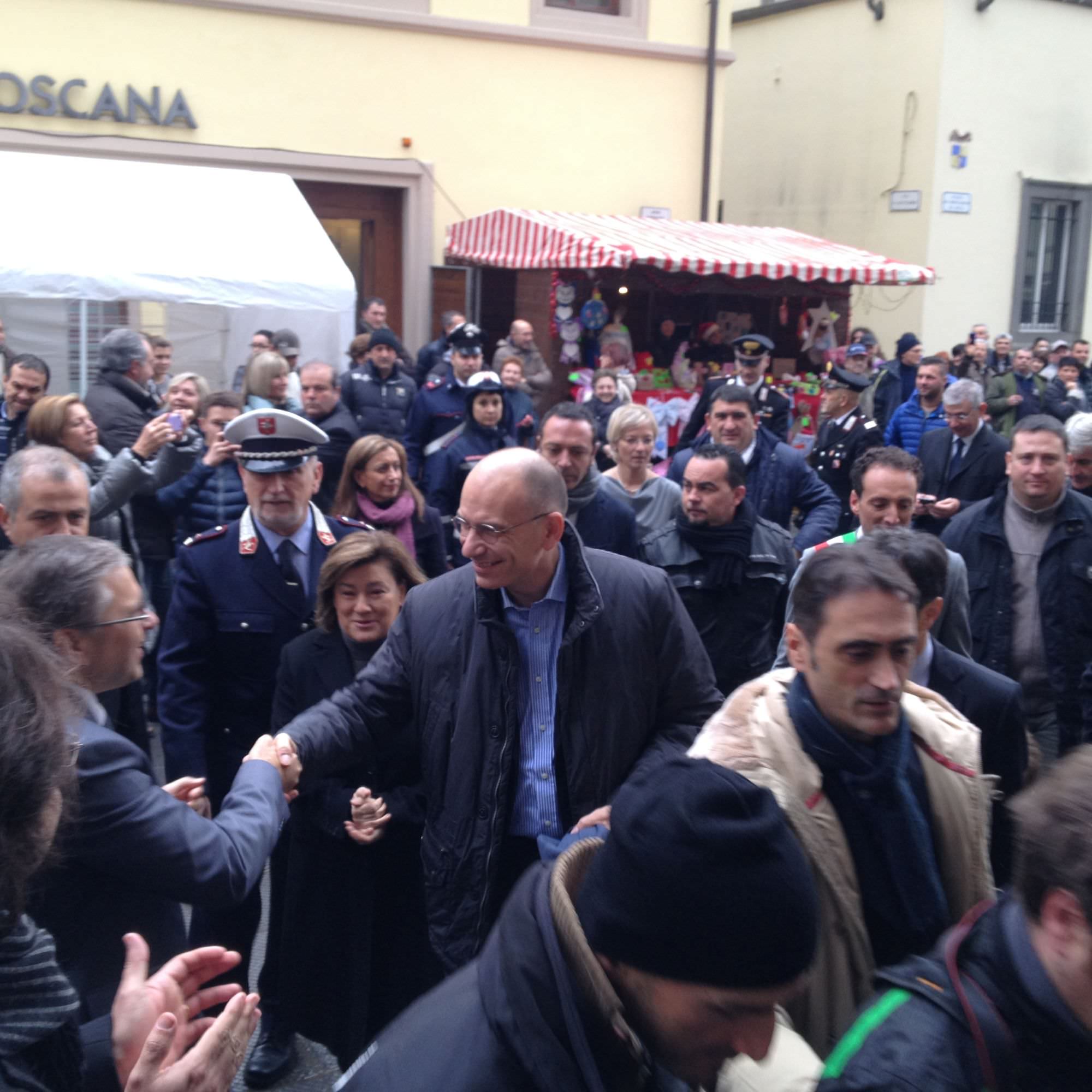 La piazza accoglie Enrico Letta con molti applausi e qualche voce di dissenso