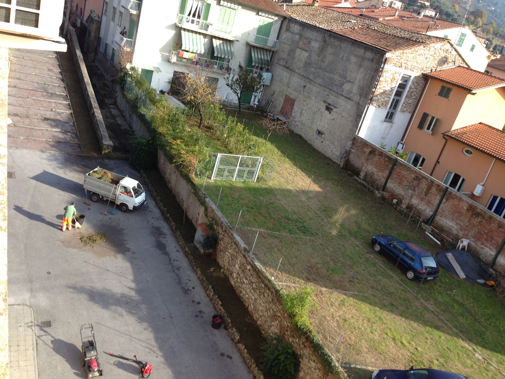 Pulizia dei cigli stradali, operai al lavoro intorno all’area del Comune in piazza Matteotti