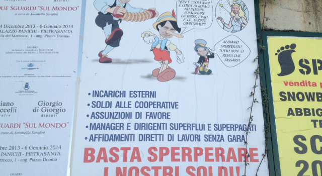 Mungai come Pinocchio, Pierucci la Fata Turchina: Massarosa invasa dai manifesti