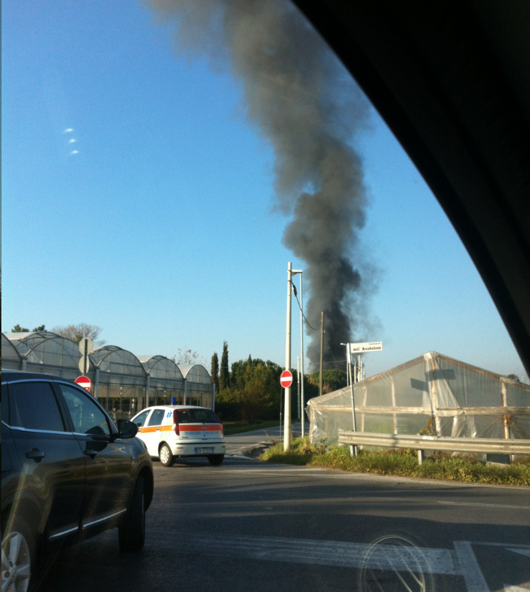 Appicca il fuoco ad un gruppo di capanne abitate. Incendio doloso a Torre del Lago