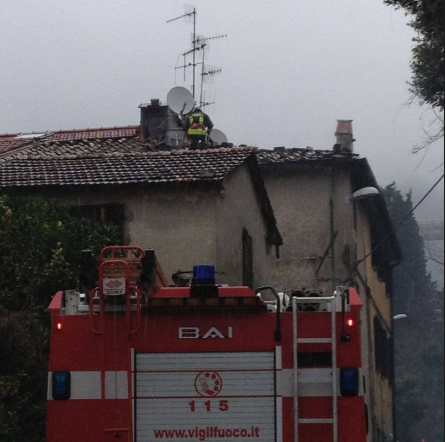 Incendio in casa, intervengono i vigili del fuoco