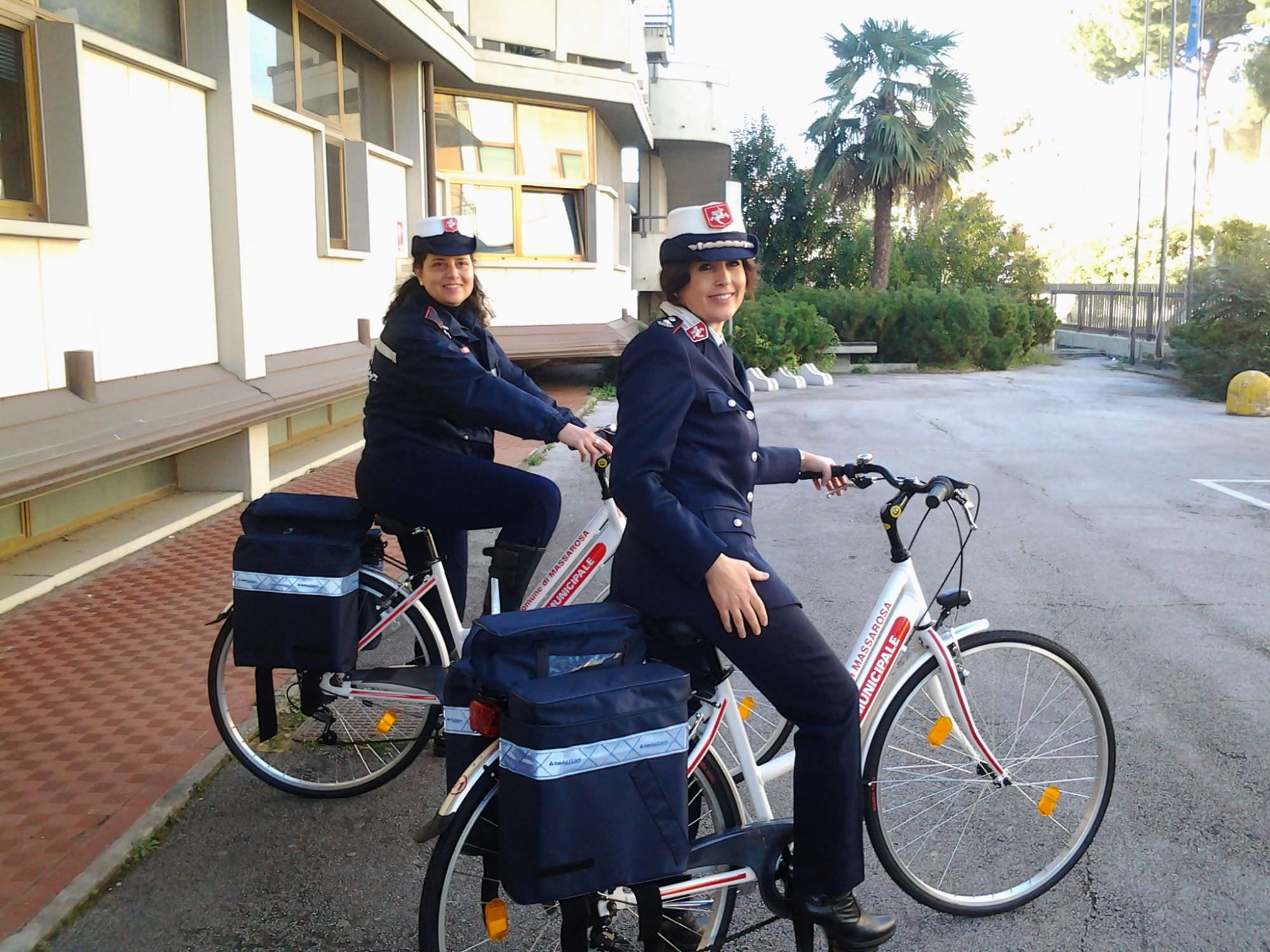 La polizia municipale di Massarosa ora gira in bicicletta