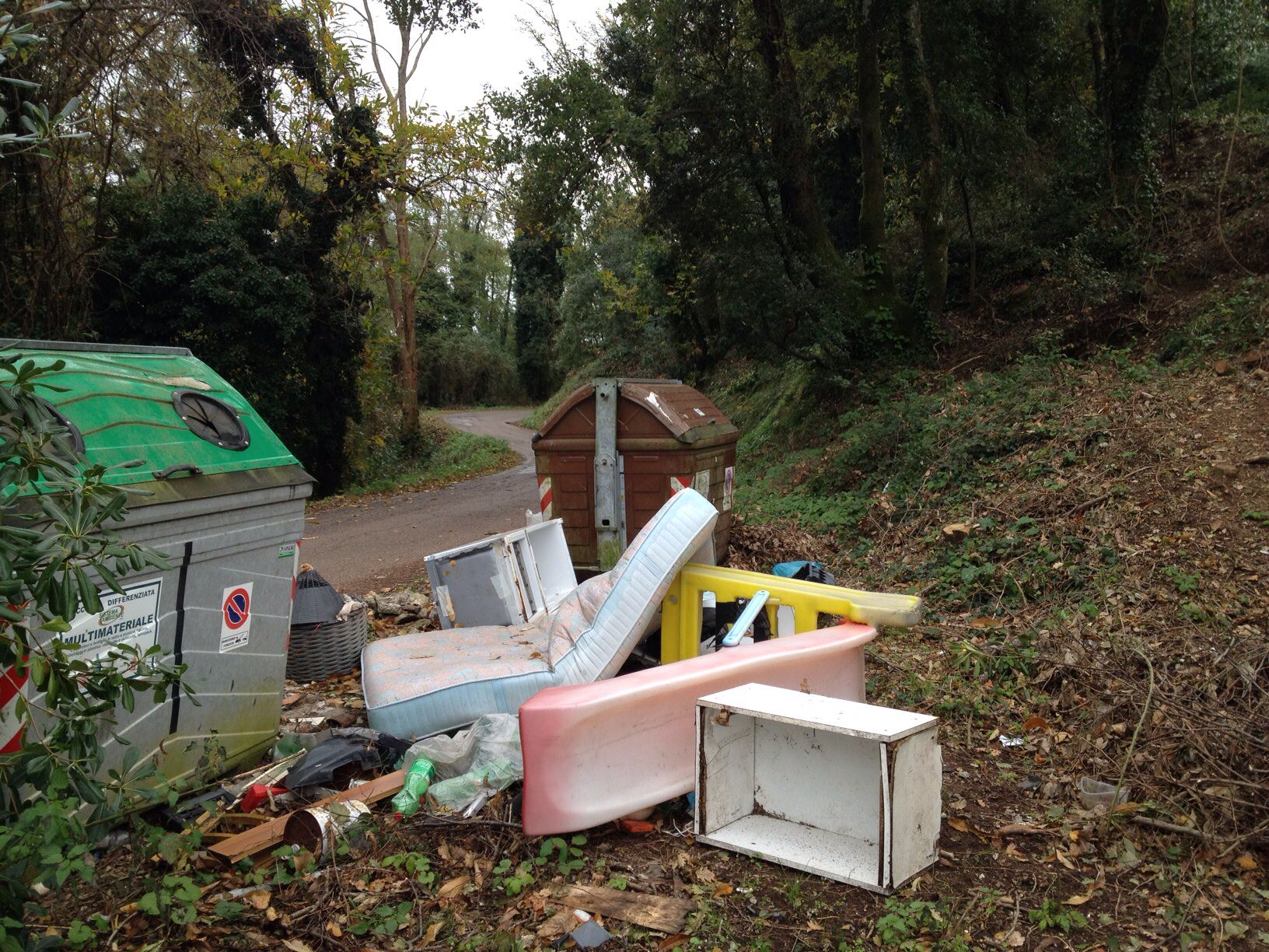 Una discarica abusiva sulla strada collinare