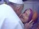 Papa Francesco bacia la nonnina di Pietrasanta