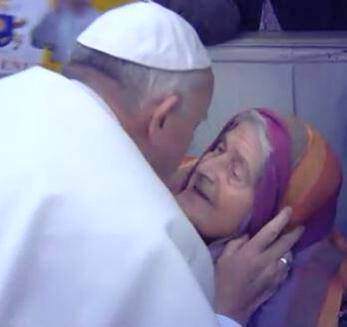 Papa Francesco bacia la nonnina di Pietrasanta