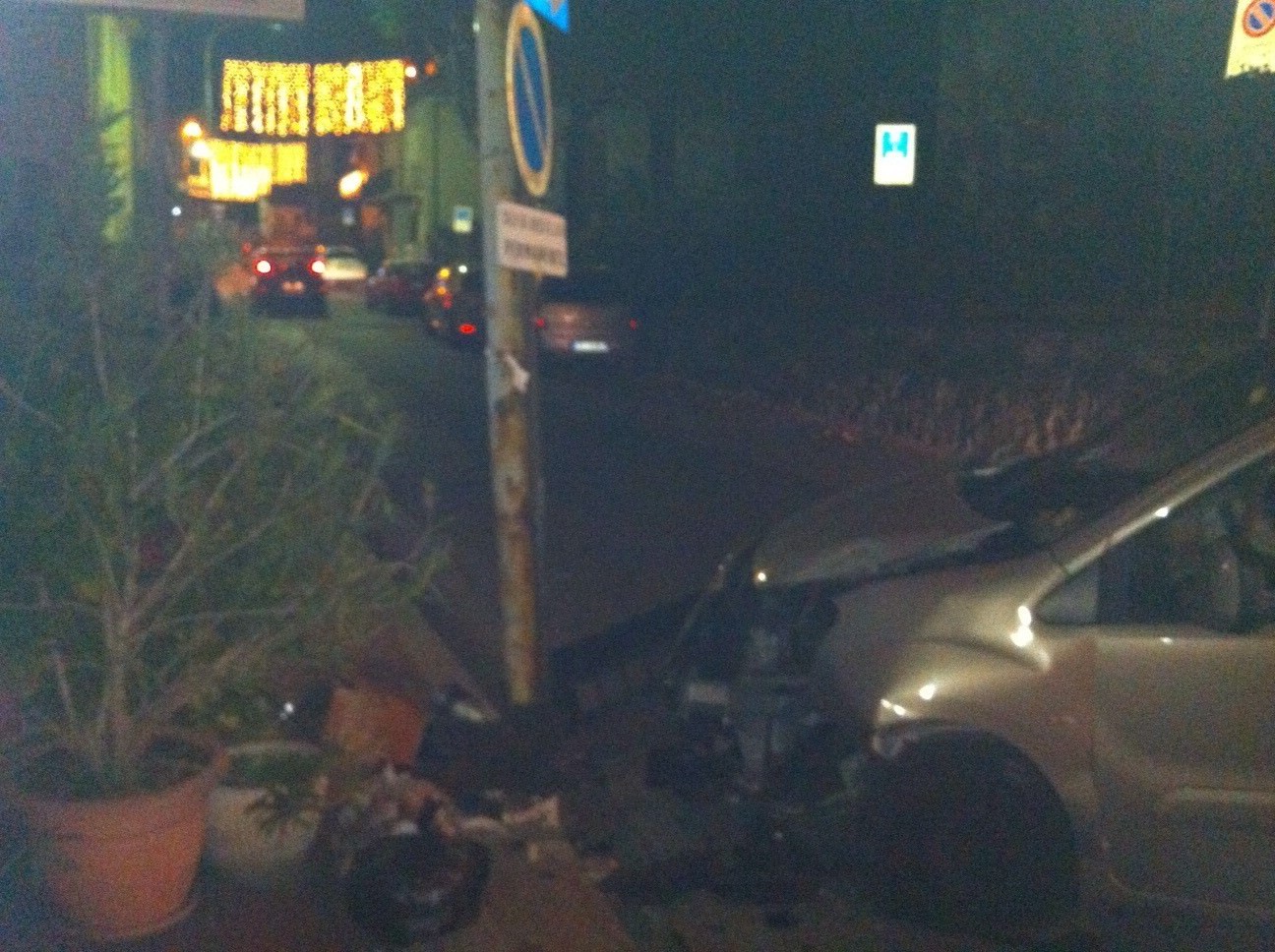 Malore in auto, si scontra contro un palo della luce