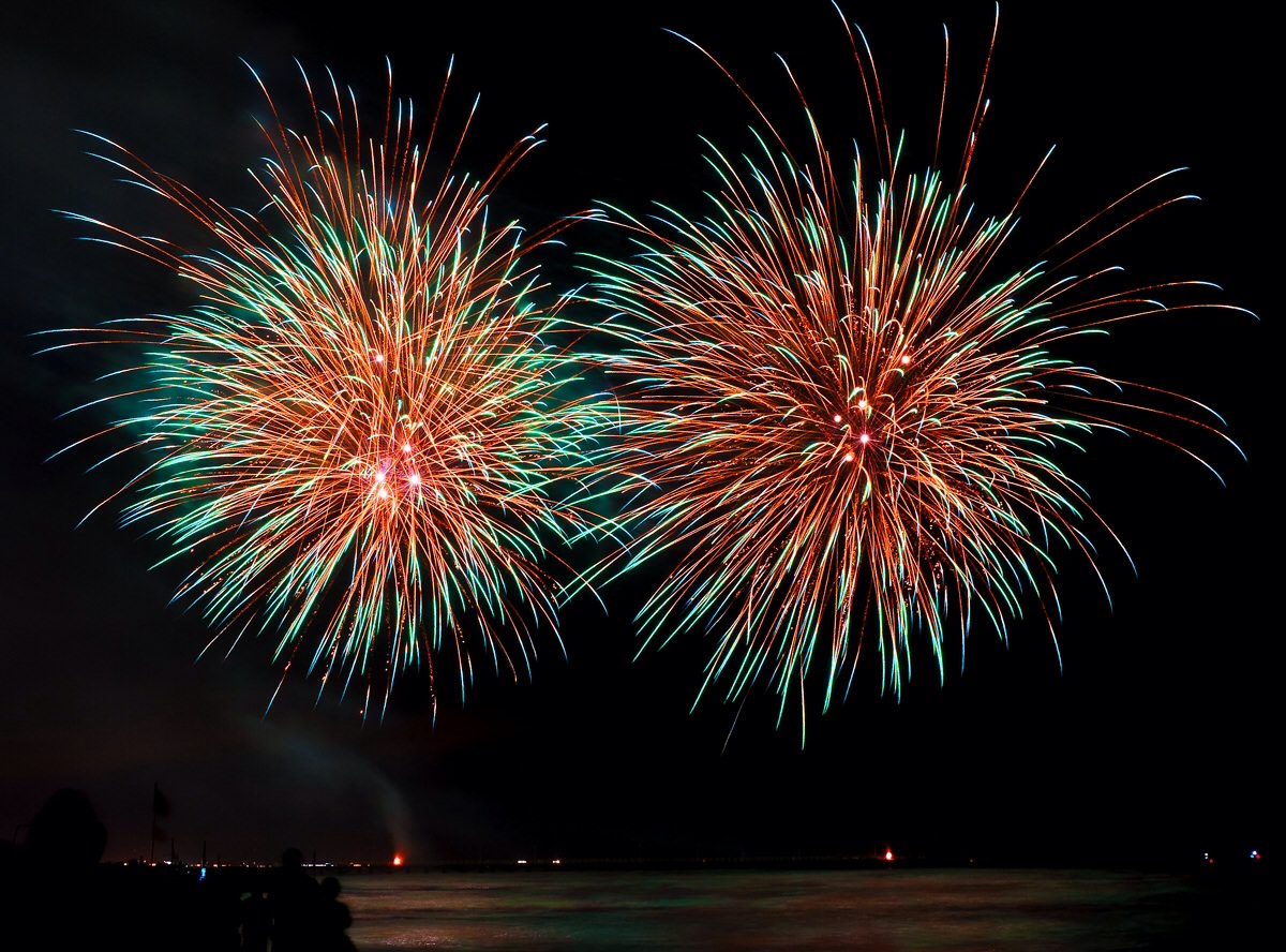 Lucchetti agli accessi dei passi a mare e fuochi d’artificio senza autorizzazione. Nei guai tre stabilimenti balneari