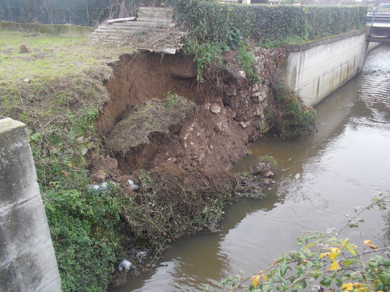 Crollano 20 metri di argine del fiume