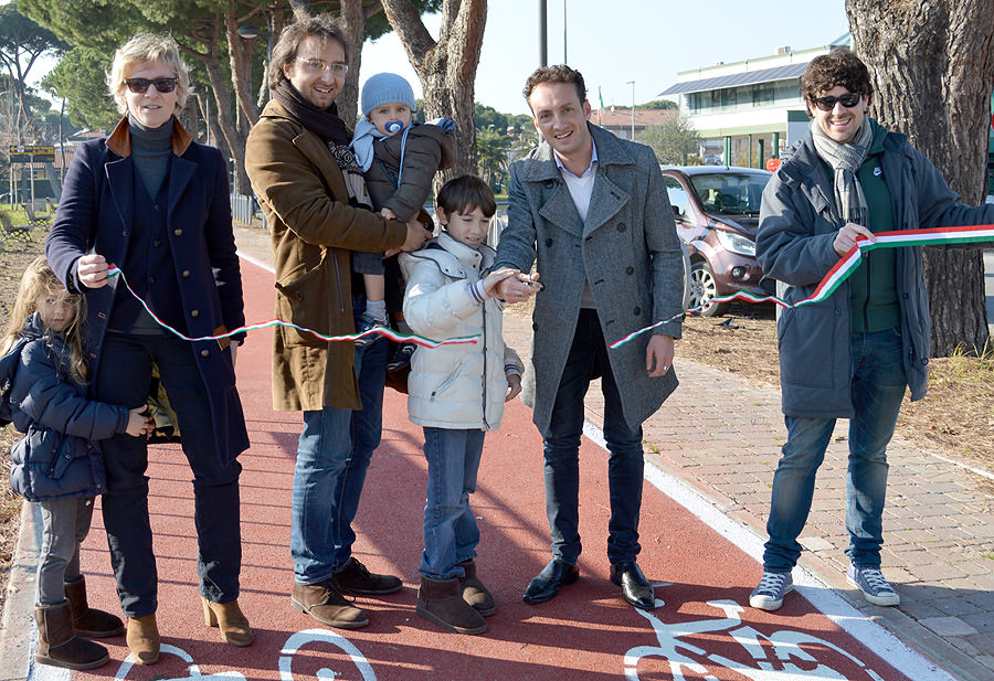 Taglio del nastro per la ciclopista di via Rosselli a Lido