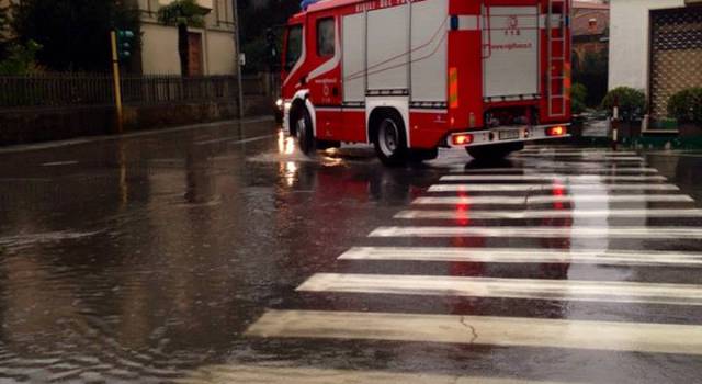 Frane e allagamenti: forti disagi in Versilia per la pioggia abbondante
