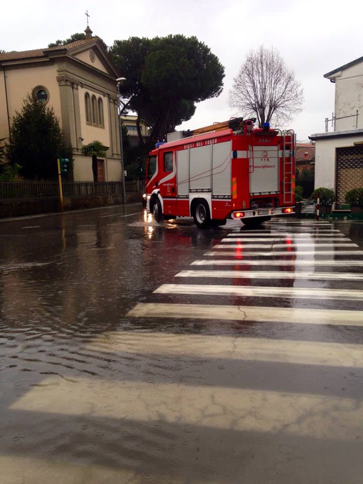 Frane e allagamenti: forti disagi in Versilia per la pioggia abbondante