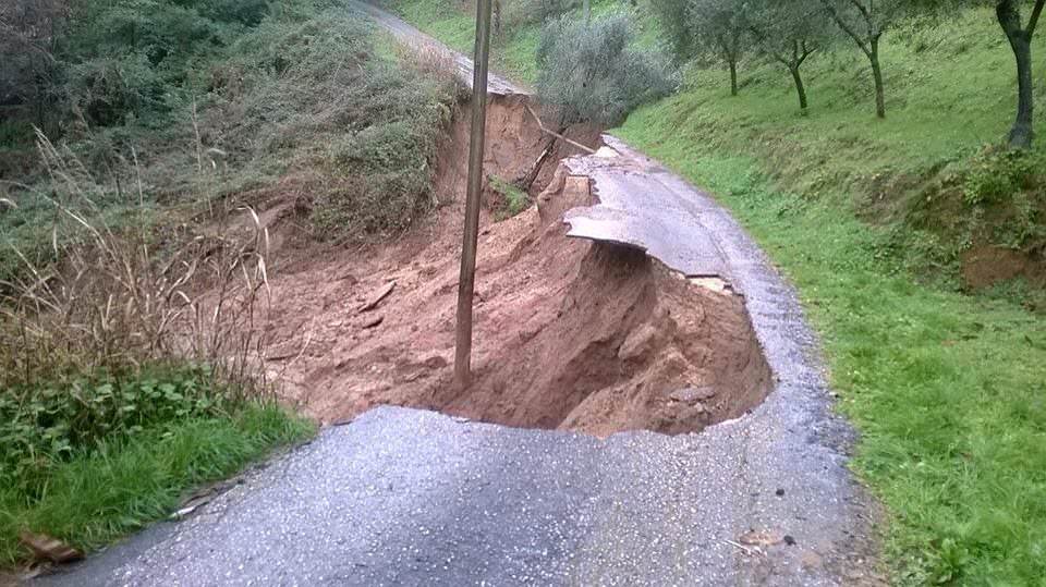 Cede la strada, due famiglie isolate: c’è anche una bambina