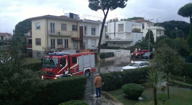 Maltempo, evacuata una famiglia in via dei Lecci a Viareggio