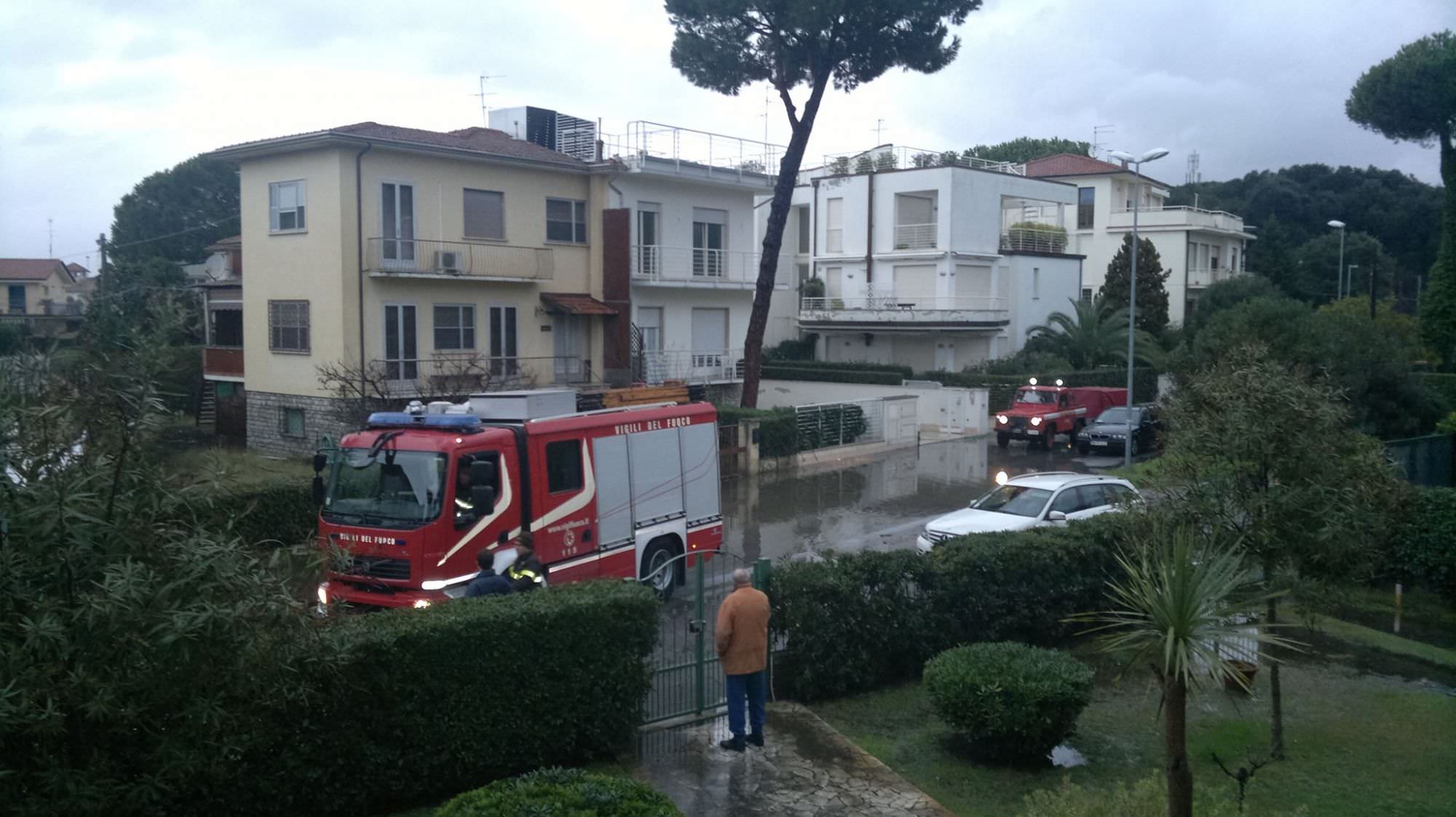 Maltempo, evacuata una famiglia in via dei Lecci a Viareggio