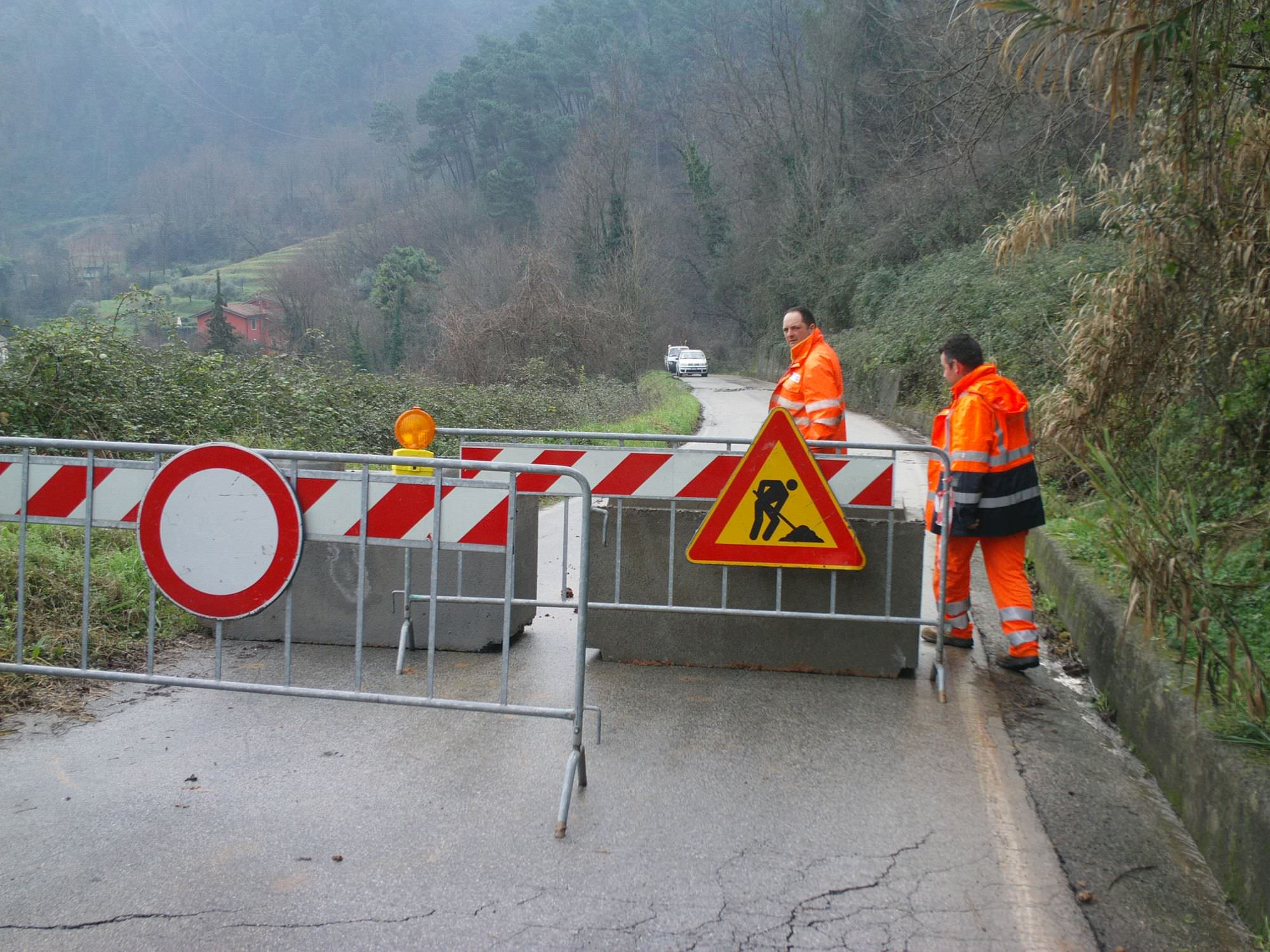 La frana continua a scendere. Chiusa la strada per Pedona. A rischio anche Monteggiori