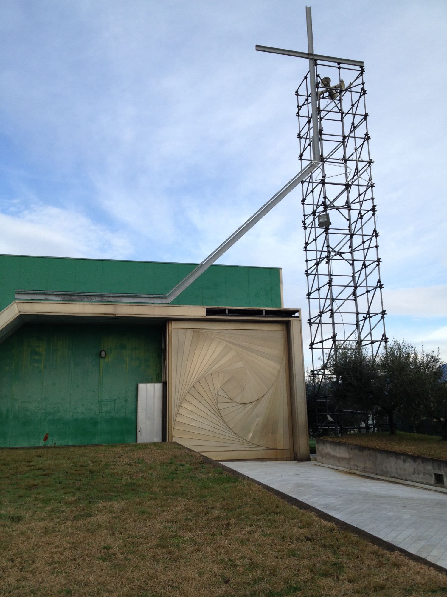 Spunta una roulotte vicino alla chiesa del Varignano