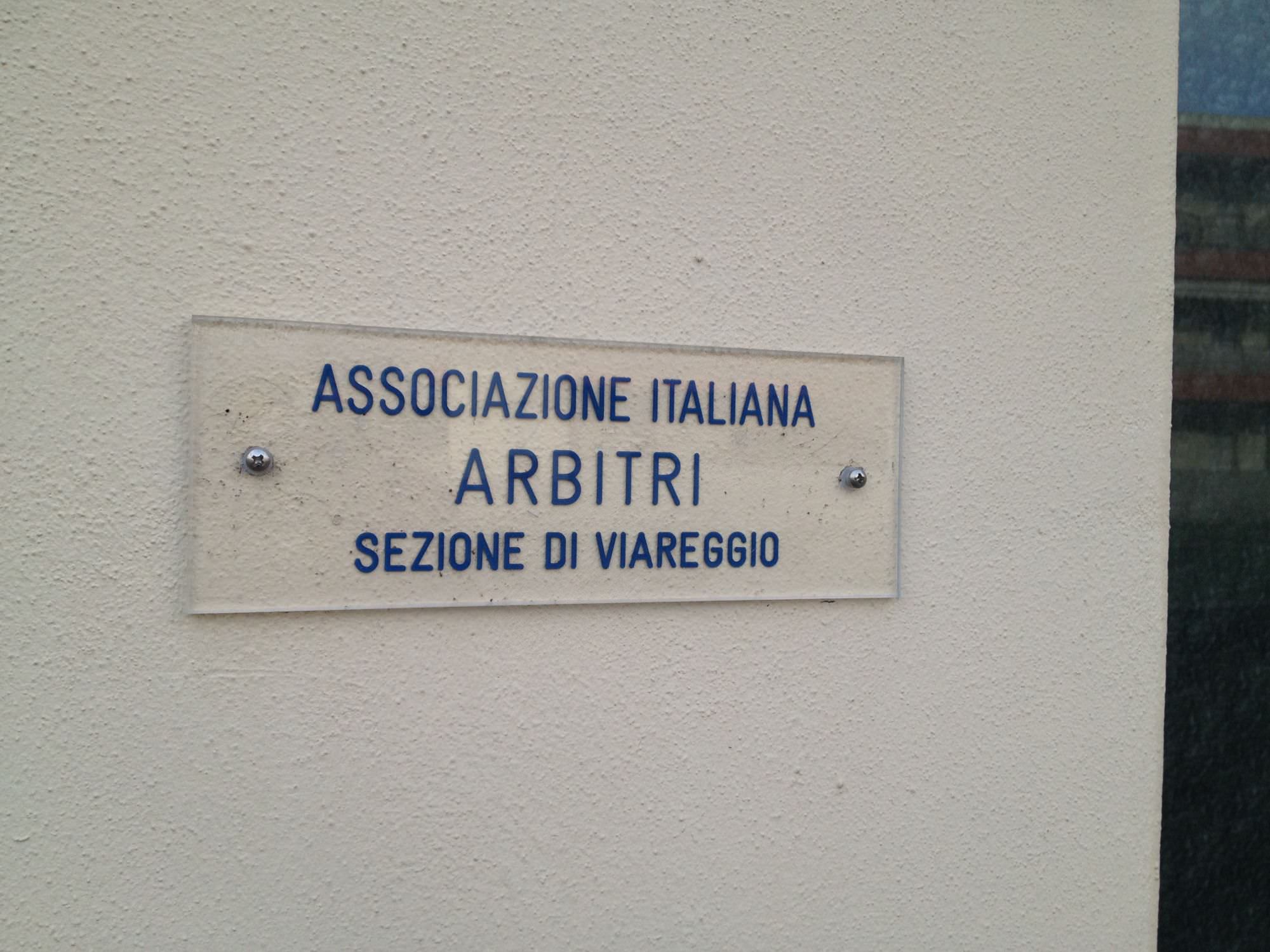 Colpisce l’arbitro con una testata durante un incontro di Calcio