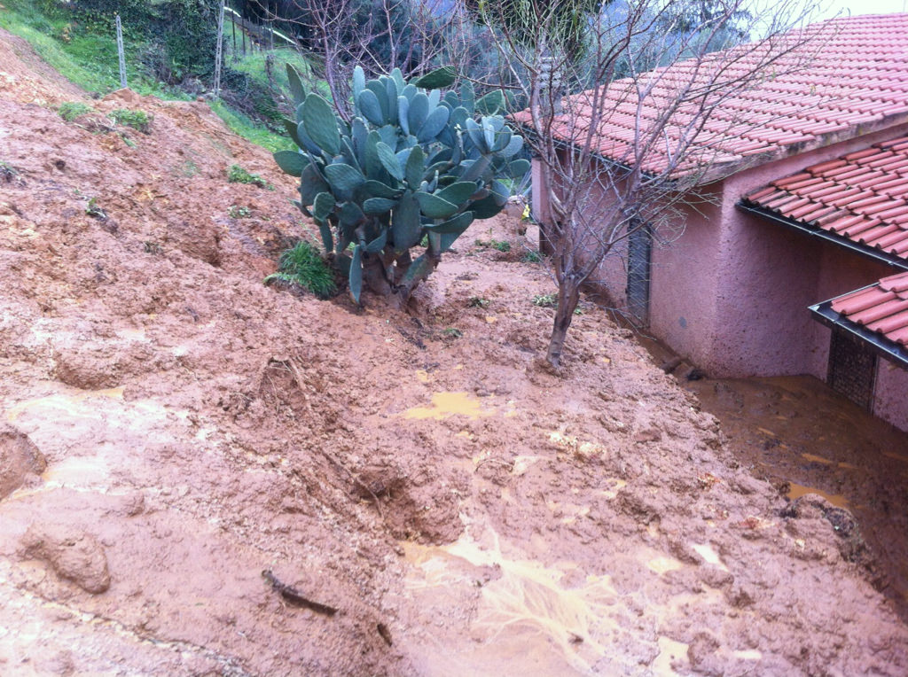 La frana in casa. Maltempo in Versilia: le foto dei lettori