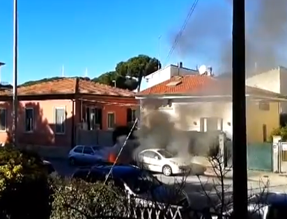 Incendio danneggia due auto a Viareggio: i video