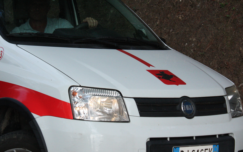 Auto cappottata in via Arginvecchio. Le due persone a bordo abbandonano la macchina e scappano