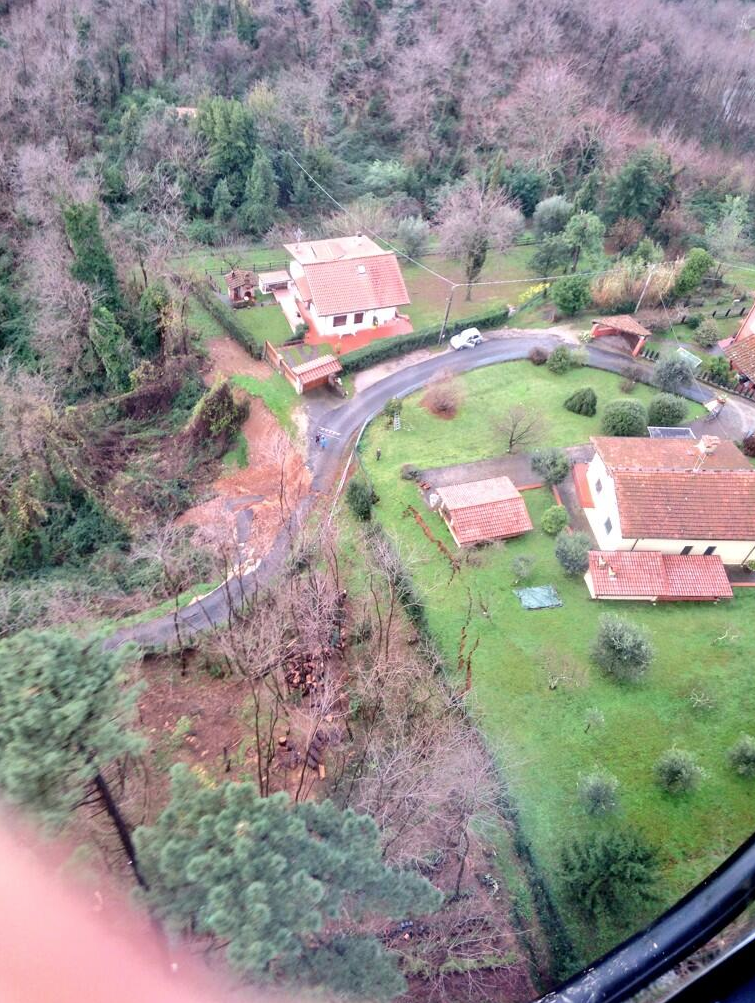 Maltempo in Versilia: le foto delle frane viste dall’elicottero