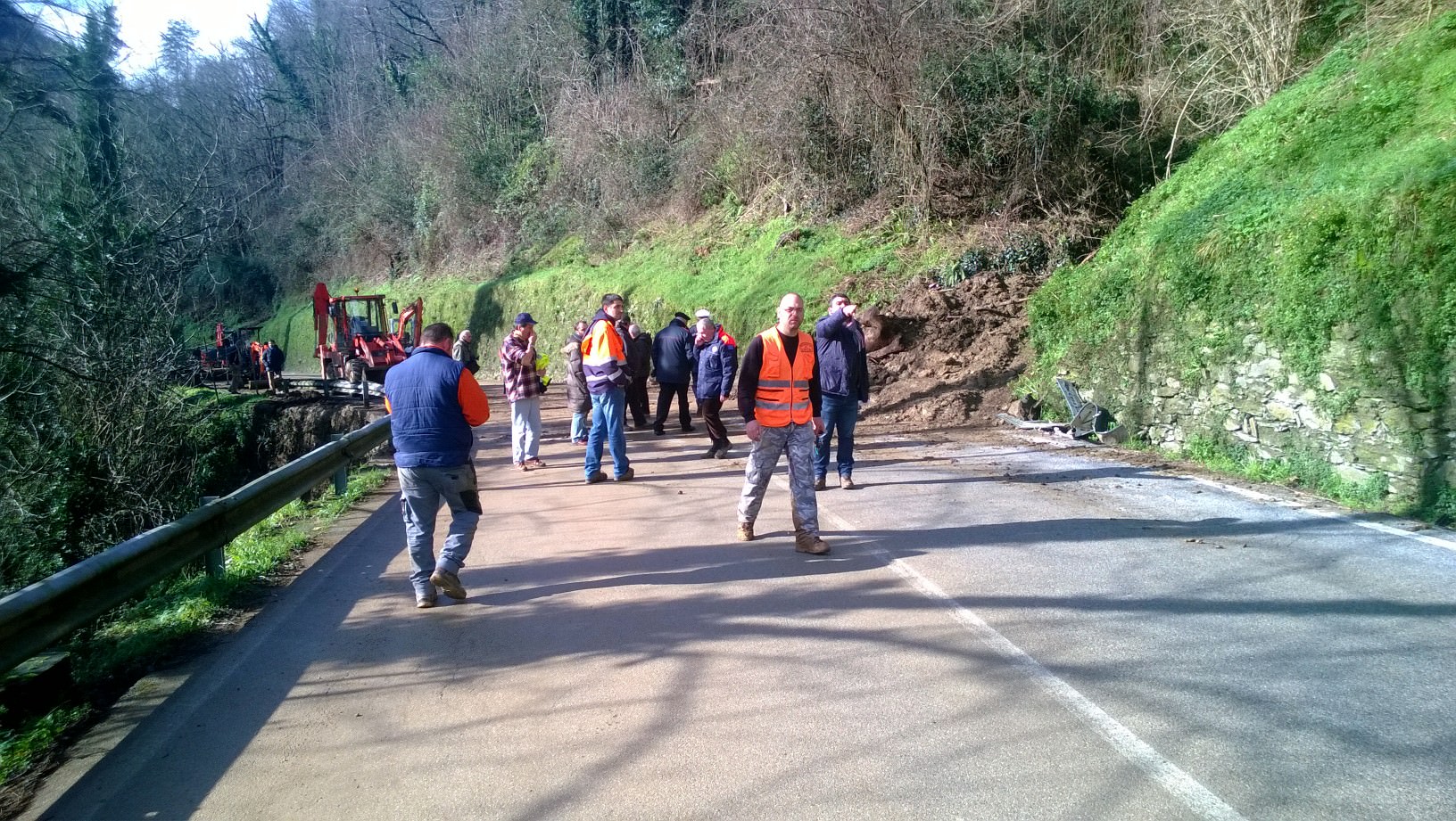 Maltempo, tecnici della Provincia in azione a Stazzema sulla strada per Arni