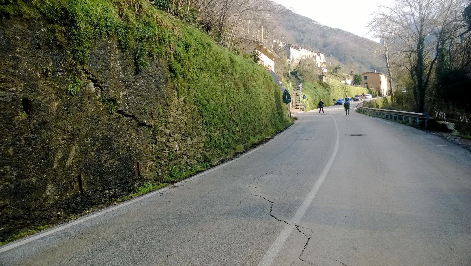 Maltempo, la frana sulla via di Pruno isola 300 persone in Versilia