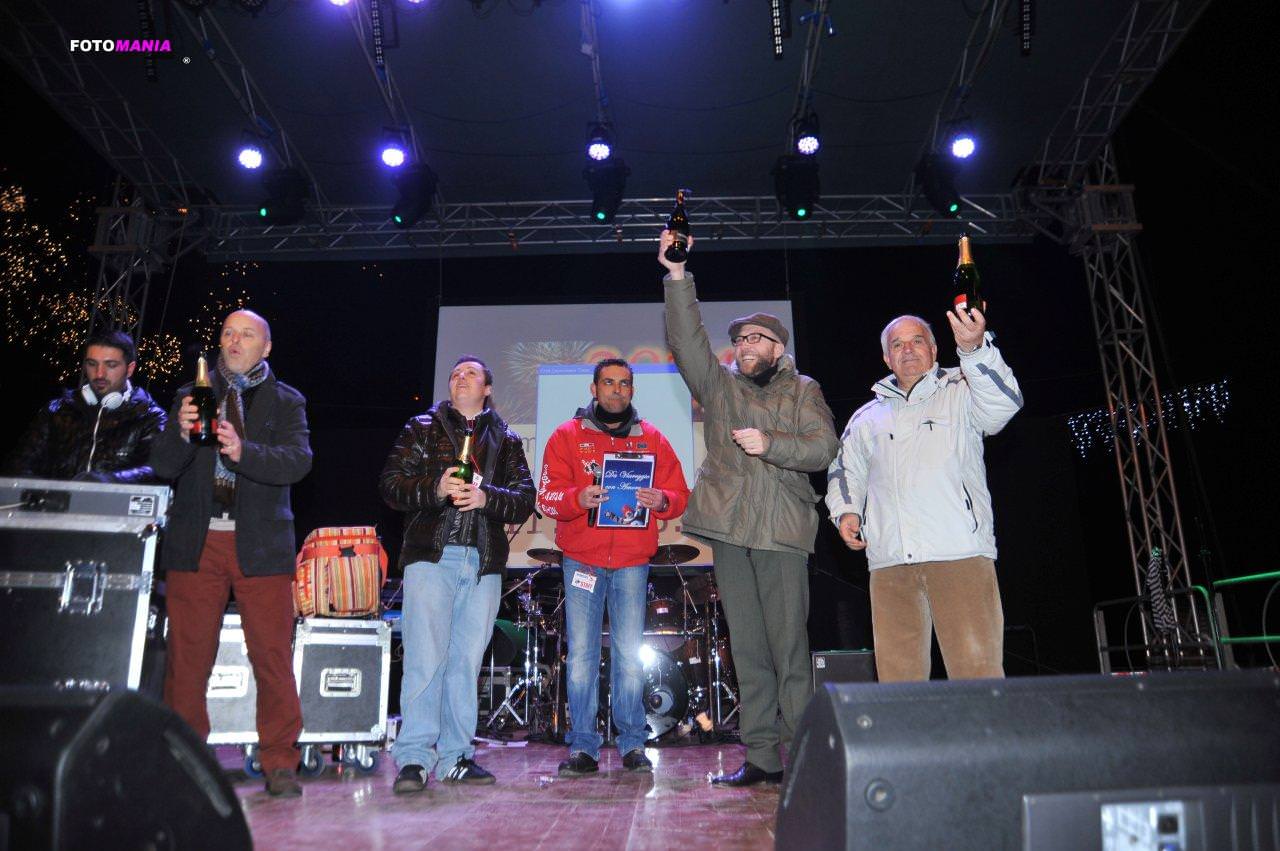 Pubblico delle grandi occasioni in Piazza Mazzini per la festa di Capodanno. Guarda la gallery