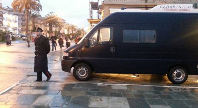 Dà di matto in Passeggiata a Viareggio, denunciato dai carabinieri