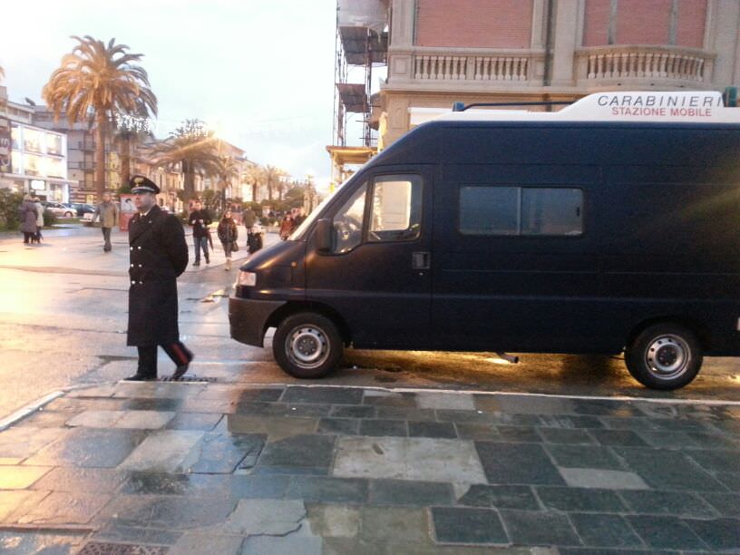 Dà di matto in Passeggiata a Viareggio, denunciato dai carabinieri