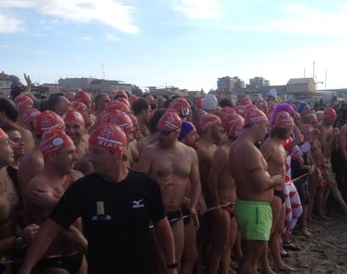 A Viareggio si sfida il freddo per il classico tuffo in mare di Capodanno