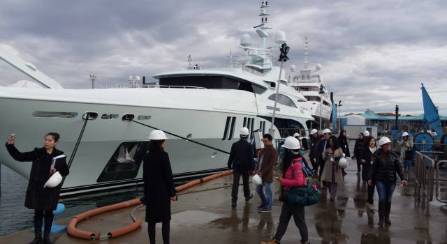 Sei prestigiose testate giornalistiche cinesi visitano i cantieri navali in Versilia